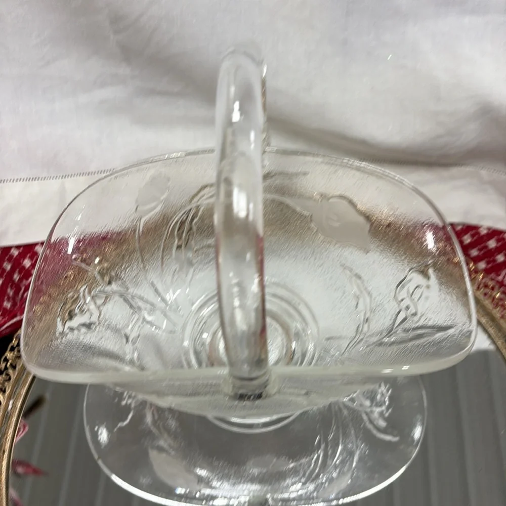 Vintage L.E Smith Oval Textured Glass Basket With Calla Lilys 8